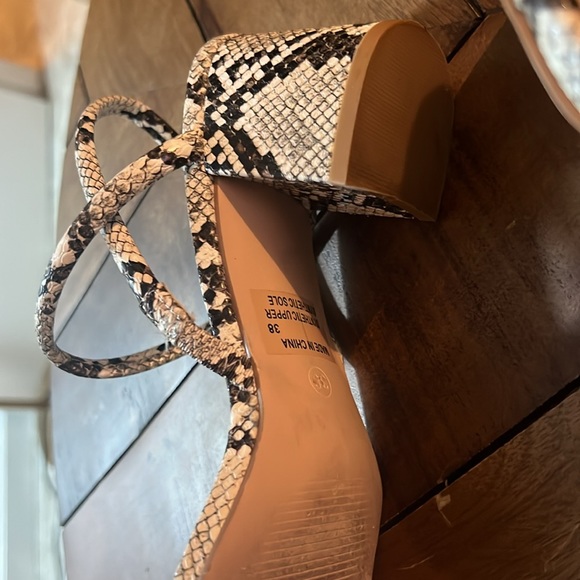 Steve Madden Snake Chunky Sandal Heel Comfortable Like New 38 7.5 like size - Picture 6 of 6